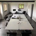 Grande salle en réunion ou repas pour 16 personnes