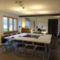 Grande salle en réunion ou repas pour 14 personnes