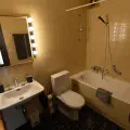 Salle de bain avec baignoire