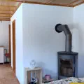 Coin fourneau à bois et salle de bain juste derrière