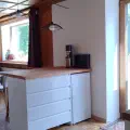Ilôt cuisine avec rangement et frigo